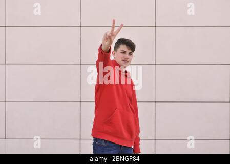 Porträt von Smiley Teenager. Dressing in einem roten Hemd Stockfoto