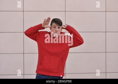 Porträt von Smiley Teenager. Dressing in einem roten Hemd Stockfoto