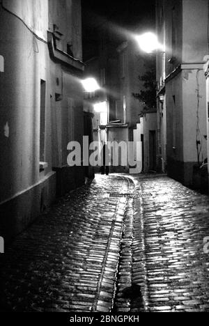 Dunkle Kopfsteinpflasterstraße, Montmartre, Paris Stockfoto