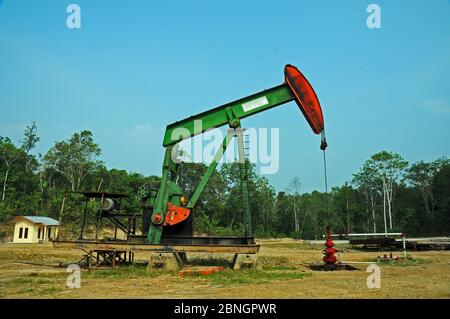 Pumpjack pumpt Rohöl aus Öl gut Stockfoto