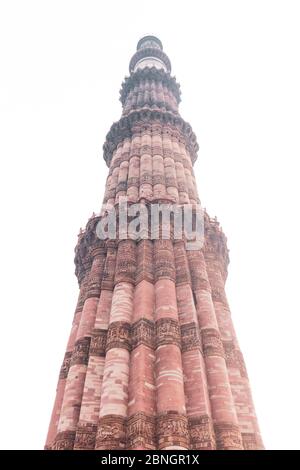 Der Qutb Minar, auch als Qutb Minar und Qutab Minar in Neu Delhi, Indien, Januar 2020 geschrieben Stockfoto