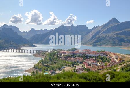 Riano Panoramic View Leon Spanien, lange Brücke über den See Stockfoto