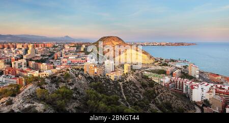 Blick auf Serra Grossa o San Julian Berg in Alicante - Spanien Stockfoto