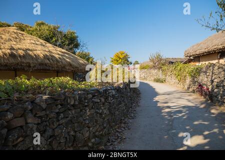 Koreanische traditionelle Dorf und Steinmauer Straße. Traditionelles Bauerndorf in Asan Oeam Folk Village, Südkorea Stockfoto