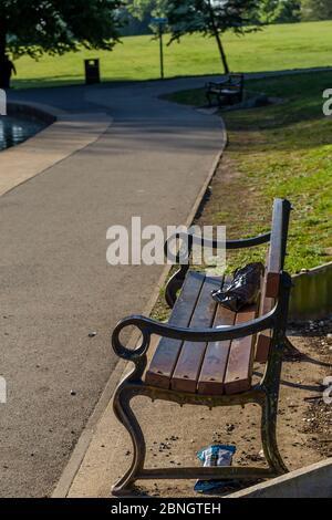 Northampton, Großbritannien, 15. Mai 2020. Müll in Sicht eines 50 Meter entfernten Mülltonnen wird heute Morgen auf einer Bank im Abington Park zurückgelassen, da die Beschränkungen für den Covid-19 Viruse aufgehoben werden, kommen mehr Menschen in den Park und der Müll ist bereits auf dem Vorrat. Kredit: Keith J Smith./Alamy Live News Stockfoto