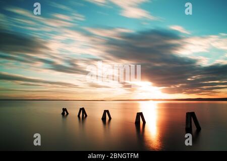 Farbenprächtigen Sonnenuntergang über Meer Stockfoto