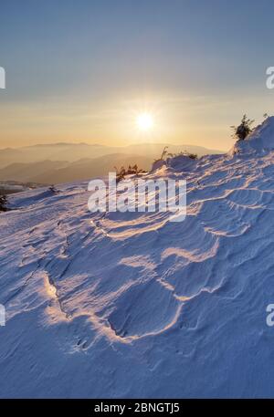 Landschaft mit Sonne und im Winter die Berge Stockfoto