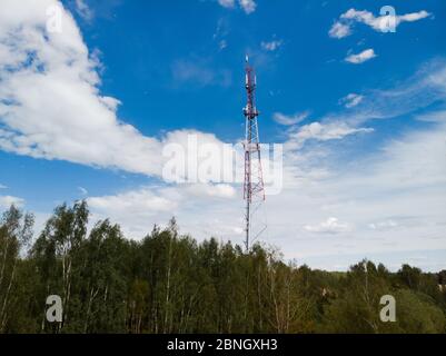 4G und 5G GSM-Telekommunikationsturm mit blauem Himmel Hintergrund Luftaufnahme Stockfoto