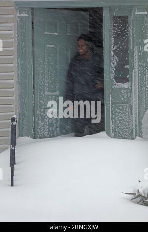 Woman Looking Out att Winter Storm Jonas, Washington DC Area, Januar 2016. Dieser Sturm hatte Winde bis zu 75 mph, über 30 Menschen getötet, bis zu 42 Zoll Stockfoto