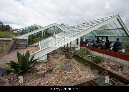 Besucher am Eingang des Princess of Wales Conservatory, Kew Gardens, London, Großbritannien. 23. April 2016 Stockfoto