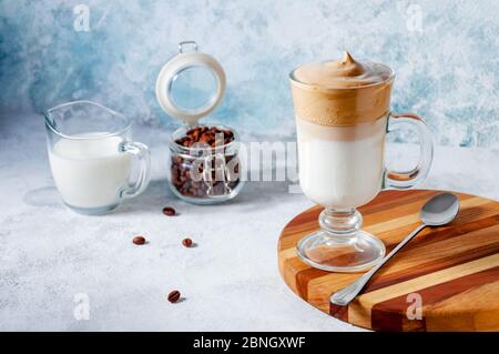Dalgona Kaffee auf Ligrht Hintergrund. Trendy Cremigen Schlagsahne Kaffee. Koreanischer Kaltsommer Drink. Stockfoto