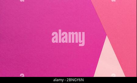 Einfaches flaches Lay mit Pastellfarben und Dreiecksformen. Hintergrund aus rosa Papier. Stock Foto. Stockfoto