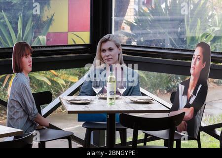 Sydney, Australien. Freitag, 15. Mai 2020. Ein Restaurant im inneren Westen Sydneys, das Five Dock Dining, hat den Esstischen Pappausschnitte hinzugefügt, um eine bessere Atmosphäre für die Gäste zu schaffen. Cafés, Restaurants und Restaurantbereiche können heute wieder eröffnet werden, können aber nur 10 Gäste gleichzeitig bedienen, da die Einschränkungen der Coronavirus-Pandemie sich lockern. Credit Paul Lovelace/Alamy Live News Stockfoto