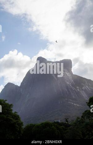 Pedra da Gavea von Gávea Golf und Country Club in Rio de Janeiro, Brasilien Stockfoto