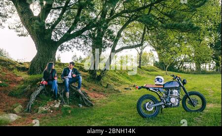 Paar ausruhen von einem Motorrad Reise Stockfoto