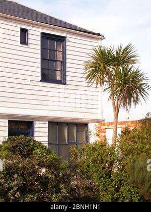 Detail der Fenster und der Witterung des Quebec House, Spice Island: Das älteste Haus in Old Portsmouth (um 1754) Stockfoto