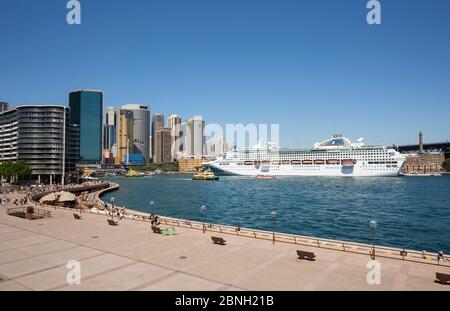 Blick in Richtung Circular Quay Terminal und das Sun Princess Kreuzfahrtschiff dockte am Overseas Passenger Terminal, Sydney, New South Wales, Austral Stockfoto