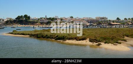 Saltmarsh und Mündungs- Hafen bei Flut mit angelegten Segelyachten, Alvor, in der Nähe von Portimao, Algarve, Portugal, Juli 2013. Stockfoto