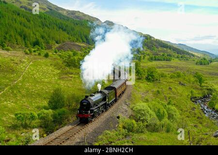 LNER Thompson Klasse B1 Dampfmaschine Nr. 61264 zieht die Jacobite Dampfzug in Richtung Mallaig östlich von Glenfinnan von Fort William Highland Scotland Stockfoto