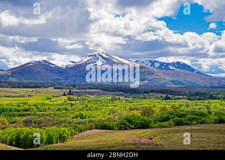 Ansicht von oben Spean Bridge Highland Schottland in Richtung Berge Aonach Beag (Mitte) und Ben Nevis (rechts) Stockfoto