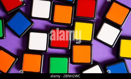 Verstreute bunte Quadrate als Hintergrund. Hintergrund für intelligente und lehrreiche Spiele. Das Konzept der Kinderfantasie. Stockfoto