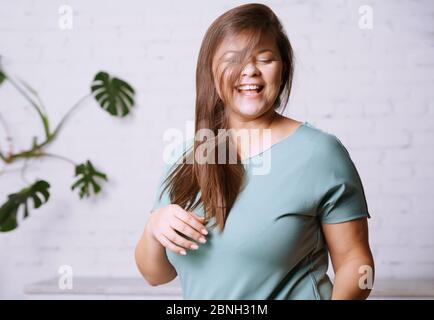 Porträt des happy plus size Modells Stockfoto