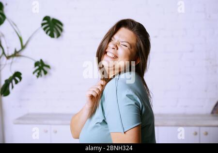 Porträt des happy plus size Modells Stockfoto