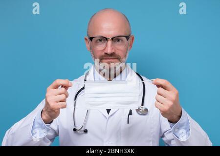 Arzt trägt medizinische Gesichtsmaske für Corona-Virus, Studio-Porträt. Stockfoto