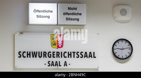 15. Mai 2020, Schleswig-Holstein, Lübeck: Über dem Halleneingang hängt ein Schild mit der Aufschrift "Schwurgerichtssaal, Saal A" in einem Alternativgebäude des Landgerichts Lübeck. Das Hauptgebäude wird bis mindestens 2021 renoviert und ist daher geschlossen. Foto: Markus Scholz/dpa Stockfoto