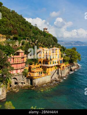 PORTOFINO, ITALIEN - 28. Sep 2019: Blick über den schönen und bunten Hafen von Portofino, Italien im Sommer 2019 Stockfoto