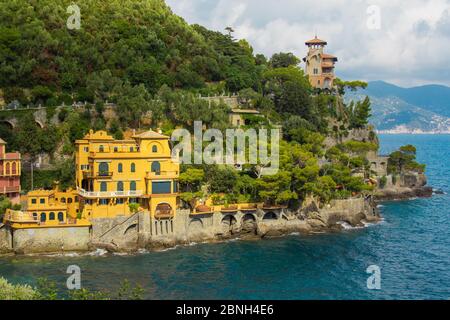 PORTOFINO, ITALIEN - 28. Sep 2019: Blick über den schönen und bunten Hafen von Portofino, Italien im Sommer 2019 Stockfoto