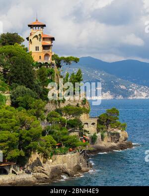 PORTOFINO, ITALIEN - 28. Sep 2019: Blick über den schönen und bunten Hafen von Portofino, Italien im Sommer 2019 Stockfoto