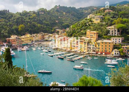 PORTOFINO, ITALIEN - 28. Sep 2019: Blick über den schönen und bunten Hafen von Portofino, Italien im Sommer 2019 Stockfoto