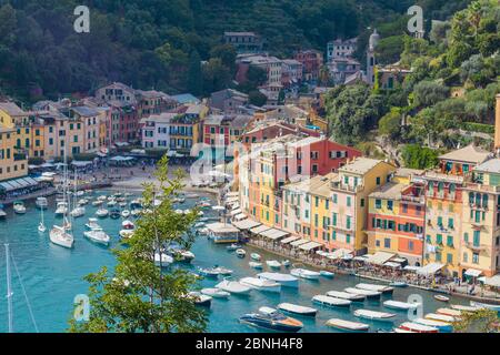 PORTOFINO, ITALIEN - 28. Sep 2019: Blick über den schönen und bunten Hafen von Portofino, Italien im Sommer 2019 Stockfoto