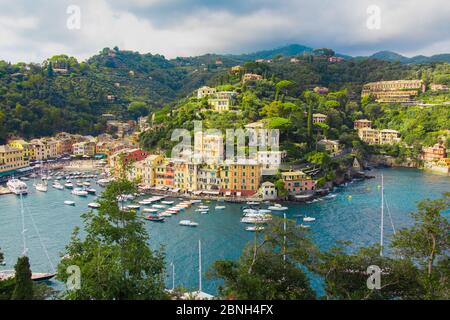 PORTOFINO, ITALIEN - 28. Sep 2019: Blick über den schönen und bunten Hafen von Portofino, Italien im Sommer 2019 Stockfoto