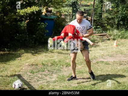 Köln, Fühlingen, 09.05.2020: Bilderstrecke: Vater und Sohn beim kicken im Garten. Stockfoto