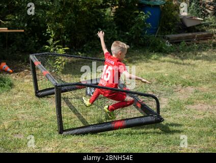 Köln, Fühlingen, 09.05.2020: Bilderstrecke: Vater und Sohn beim kicken im Garten. Stockfoto