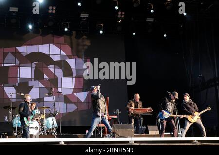 Christian Decker, Rainer Schumann, Kai Wingenfelder, Martin Huch, Gero Drnek und Thorsten Wingenfelder aus Fury im Schlachthaus live beim Autokultur-Konzert auf dem Schutzenplatz. Besucher verfolgen das Erscheinungsbild vom Auto aus und berücksichtigen dabei klare Hygienevorschriften während der Corona-Krise. Hannover, 14. Mai 2020 weltweit Stockfoto