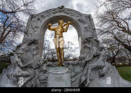 Vergoldete Bronzestatue von Johann Strauss, der am 15. Juli 2018 im Stadtpark in Wien Geige spielt. Strauss war österreichischer Komponist Stockfoto