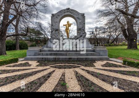 Vergoldete Bronzestatue von Johann Strauss, der am 15. Juli 2018 im Stadtpark in Wien Geige spielt. Strauss war österreichischer Komponist Stockfoto