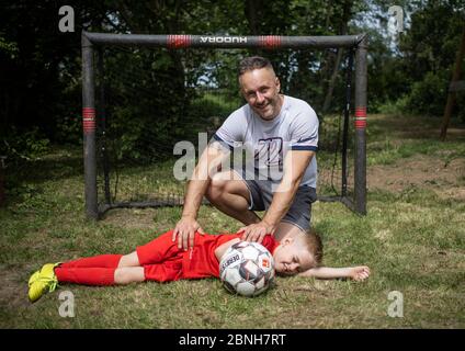 Köln, Fühlingen, 09.05.2020: Bilderstrecke: Vater und Sohn beim kicken im Garten. Stockfoto