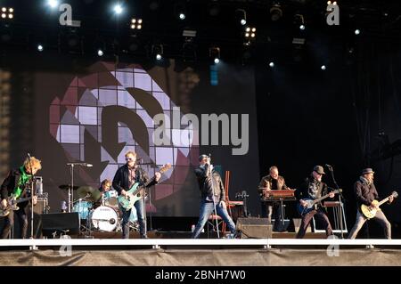 Christof Stein-Schneider, Rainer Schumann, Christian Decker, Kai Wingenfelder, Martin Huch, Gero Drnek und Thorsten Wingenfelder aus Fury im Schlachthaus live beim Autokulturkonzert auf dem Schutzenplatz. Besucher verfolgen das Erscheinungsbild vom Auto aus und berücksichtigen dabei klare Hygienevorschriften während der Corona-Krise. Hannover, 14. Mai 2020 weltweit Stockfoto