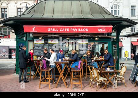 Die Leute essen in einem Restaurant des berühmten Naschmarkt in Wien, Österreich. Der beliebte Naschmarkt existiert seit dem 16. jahrhundert Stockfoto