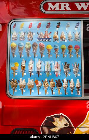 Eiswagen mit einer beeindruckenden Auswahl an verschiedenen Arten von Eis und Aromen, London, Großbritannien Stockfoto