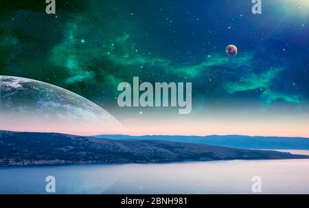 Raum Foto Manipulation Hintergrund. Meer mit Berg, buntem Nebel und zwei Planeten. Von der NASA eingerichtete Elemente. 3D-Rendering Stockfoto