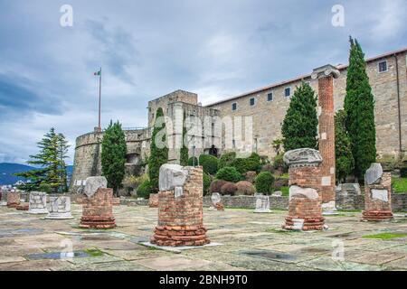 Das Schloss von San Giusto und die archäologischen Überreste in Triest. Italien Stockfoto