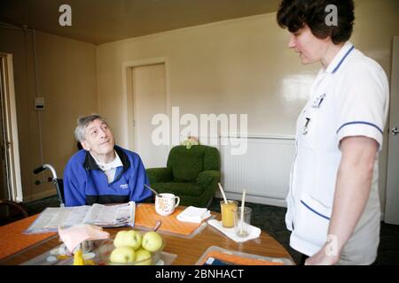 Care Watch Mitarbeiterin Sandra mit Kunde Rodney Milne zu Hause. Stockfoto