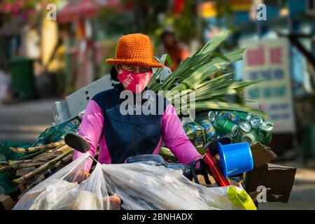 TAM KY, VIETNAM - 12. März 2018: TAM KY, VIETNAM - 12. MÄRZ 2018: Frau mit Gesichtsmaske zum Schutz vor Viren oder Luftverschmutzung während einer Fahrt Stockfoto