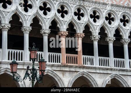 Vorderansicht der Fassade des Dogenpalastes in Venedig, Italien, Stockfoto