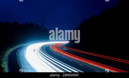 Lange Verkehrsbelastung auf einer europäischen Autoroute Stockfoto